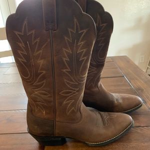 Beautiful Ariat Heritge Cowgirl boots